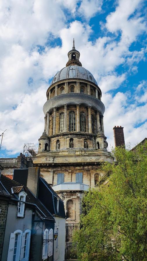 "L'Imprevue", Standing Au Pied De Notre-Dame Boulogne-sur-Mer Exterior foto